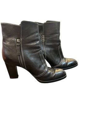 Tod's Black Leather Heeled Ankle Boots with Contrast Stitching